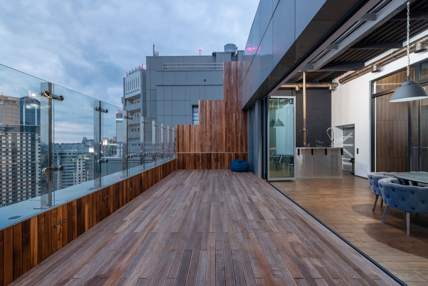 Terraza amplia de un ático moderno