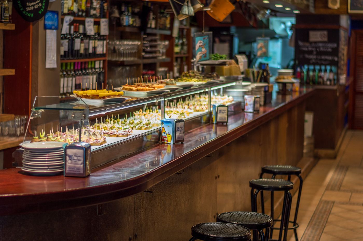 Mesa de tapas y vermut en un bar