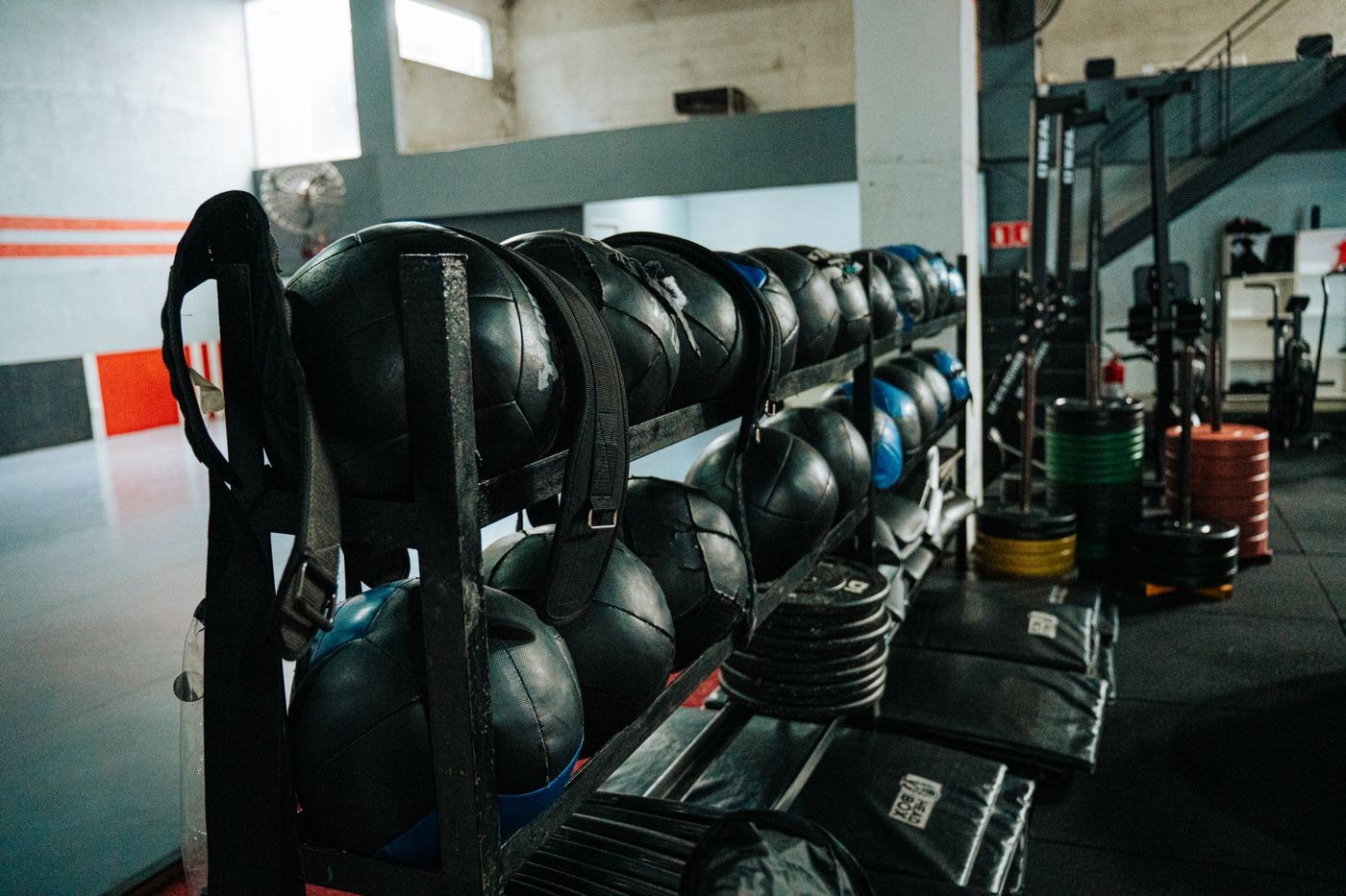 Sala de entrenamiento con pesas y kettlebells